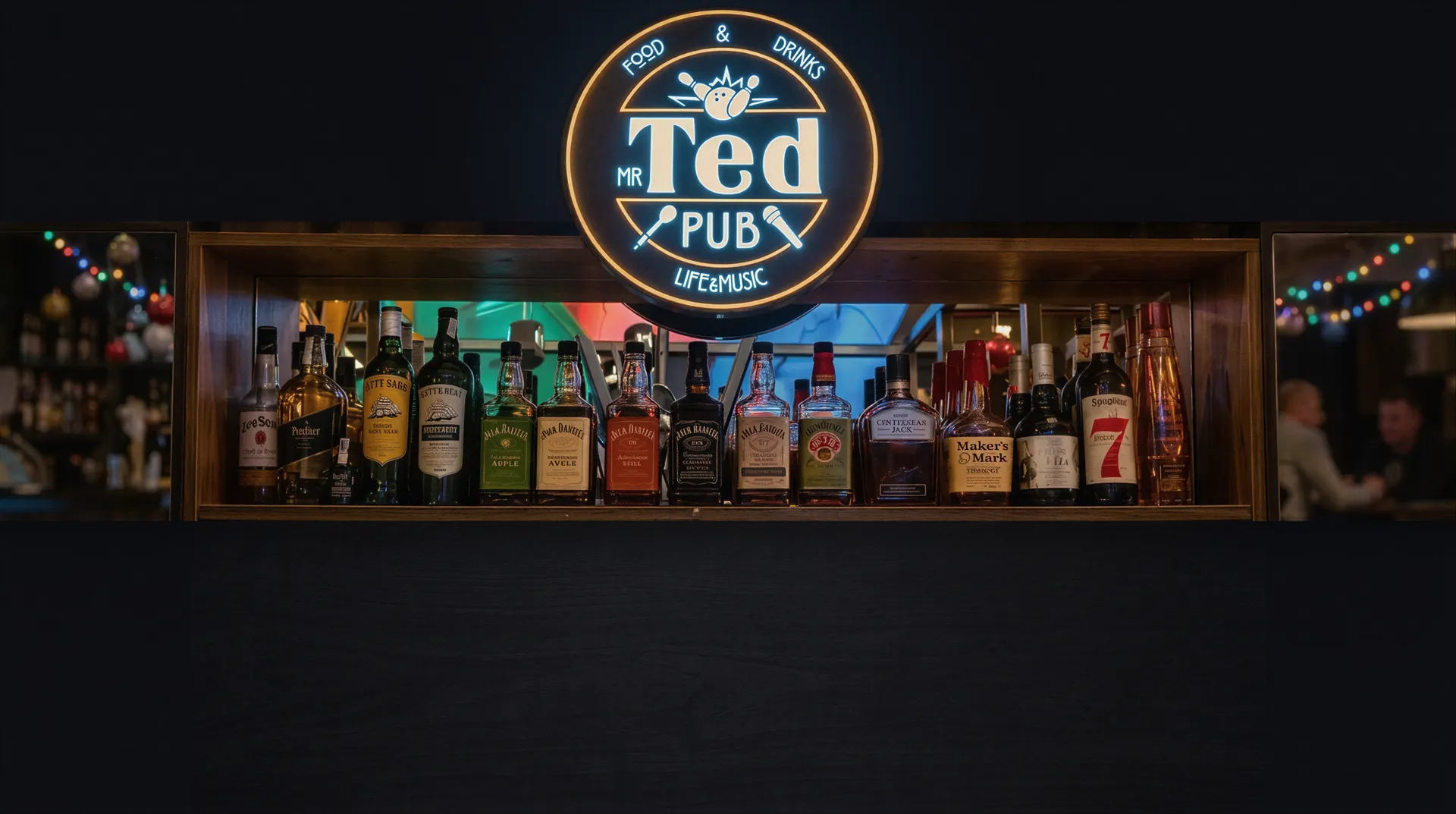 Mr.Ted Pub — neon nad półką z alkoholami
